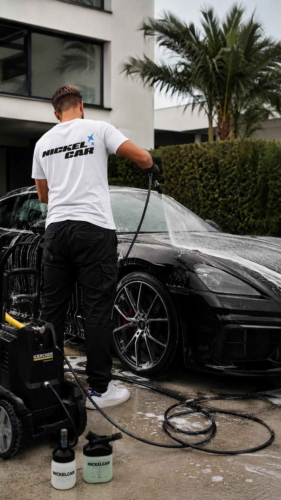 Technicien Nickel'Car lavant une Porsche noire à domicile